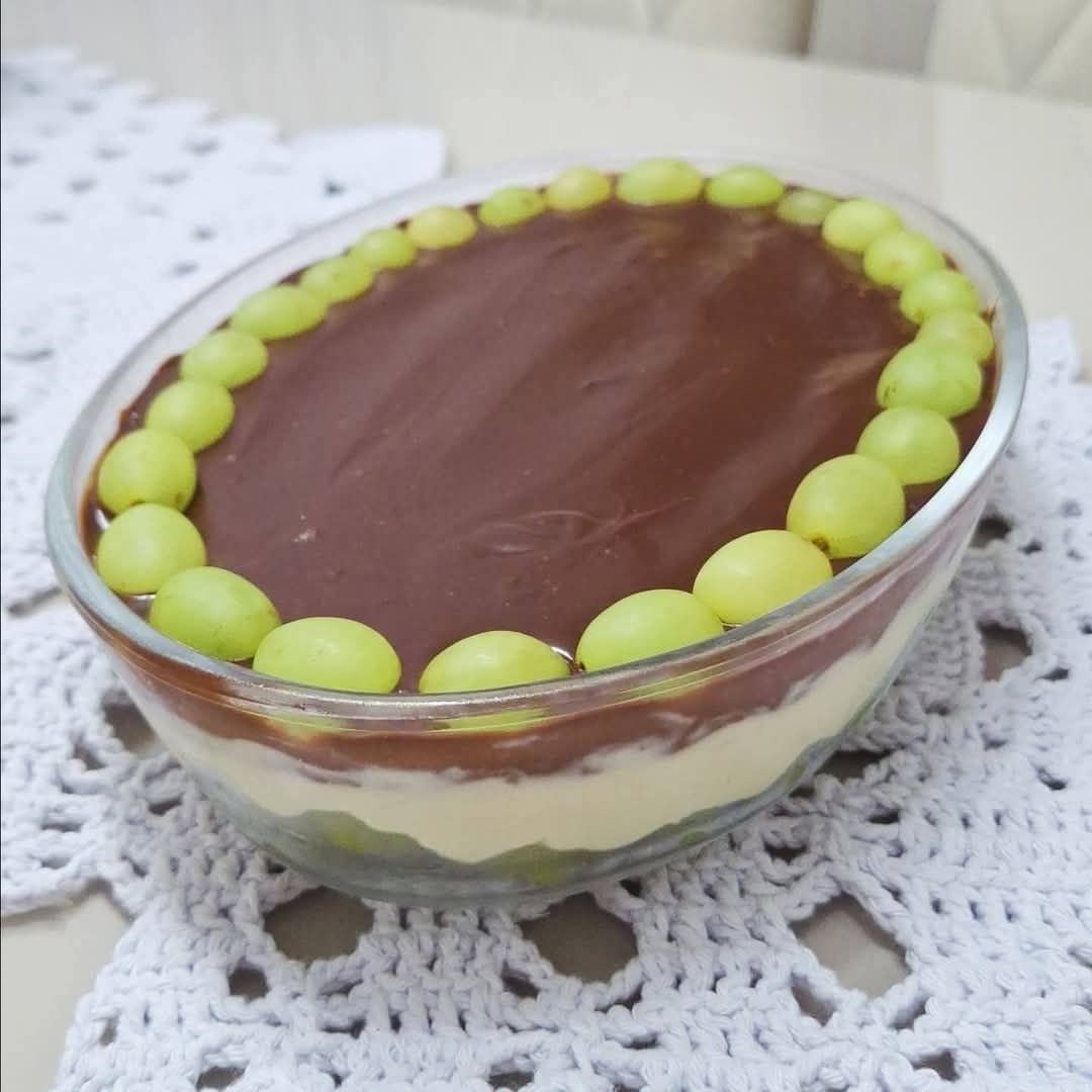 Bombom de uva na travessa